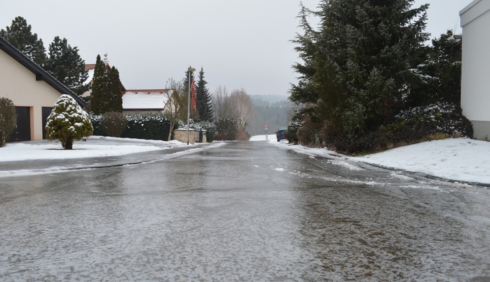 Bezpieczna jazda samochodem podczas zimy: porady dla kierowców