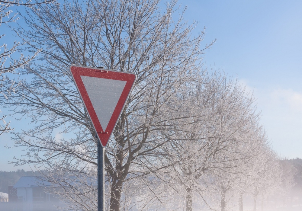 Zasady ruchu drogowego zimą: Czy znaki drogowe zasłonięte śniegiem wciąż są wiążące? I czy można za to otrzymać mandat?
