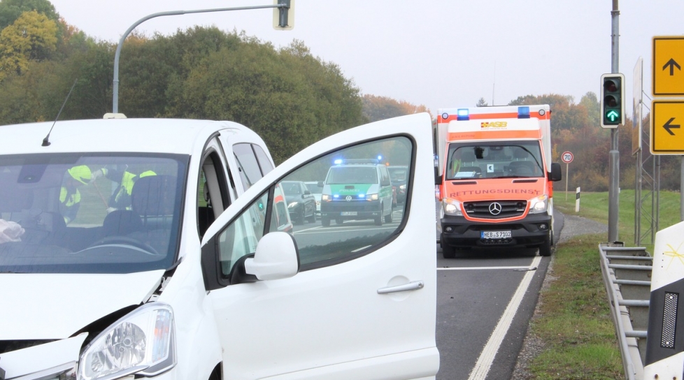 Tragiczny wypadek na drodze – 23-letni kierowca BMW zginął, po uderzeniu w drzewo