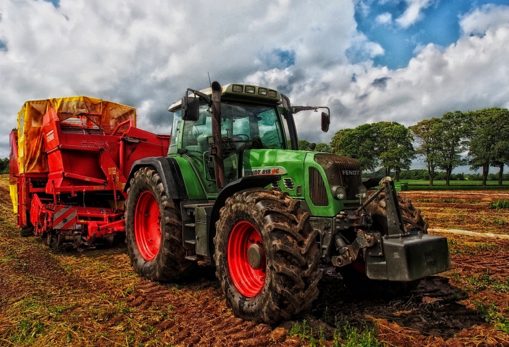 Porady dla kierowców: Wyprzedzanie traktorów na drogach krajowych