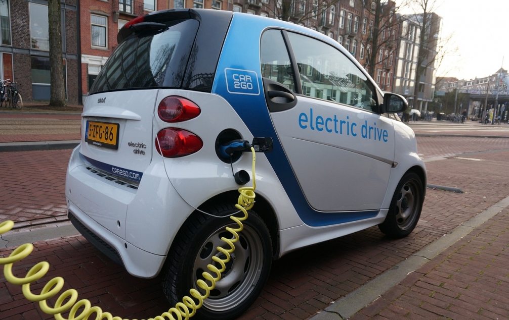 Przewidywania analityków: niedługo produkcja aut elektrycznych stanie się tańsza od spalinowych