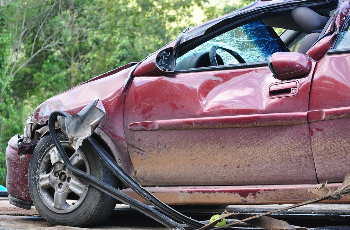 Tragiczny wypadek na drodze w Wielkopolskim Brdowie: kierowca samochodu osobowego nie żyje, pasażerka ranna