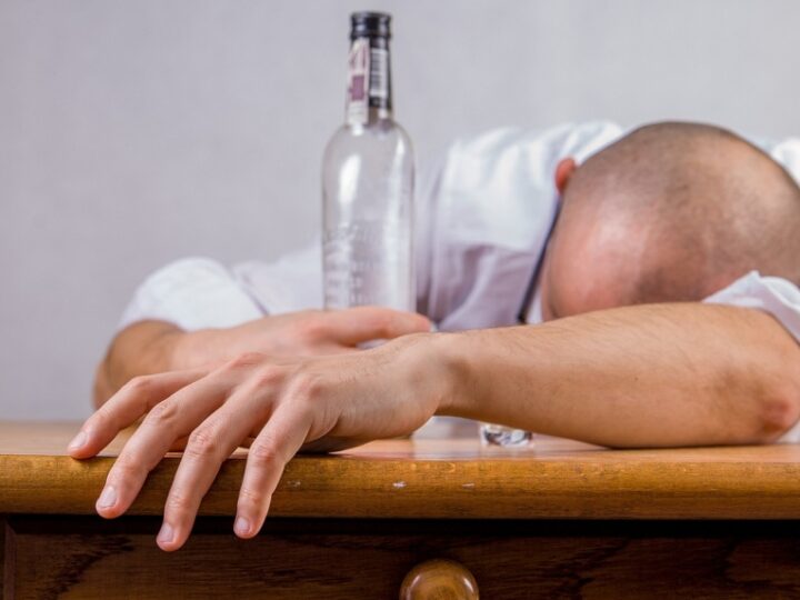 Alkohol za kółkiem: czy metryka wpływa na ilość spożytego trunku?