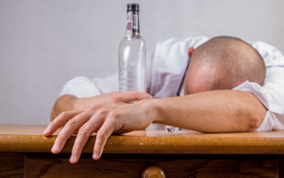 Alkohol za kółkiem: czy metryka wpływa na ilość spożytego trunku?
