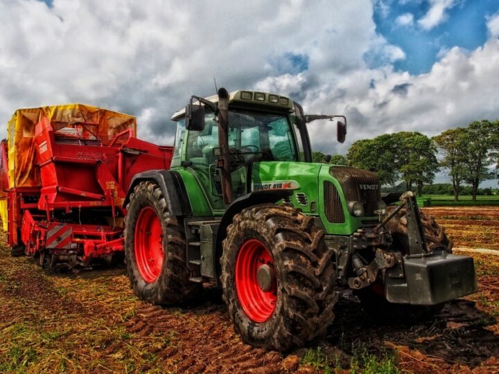 Czy wyprzedzanie traktora na linii ciągłej jest dozwolone? Przepisy ruchu drogowego dostarczają zaskakujących odpowiedzi