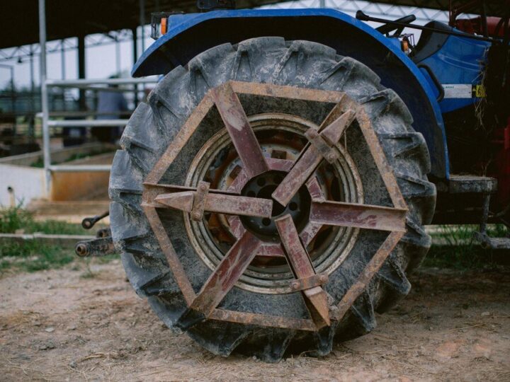 Dobór opon do ciągnika 4×4 – tabela zamienników i kalkulator