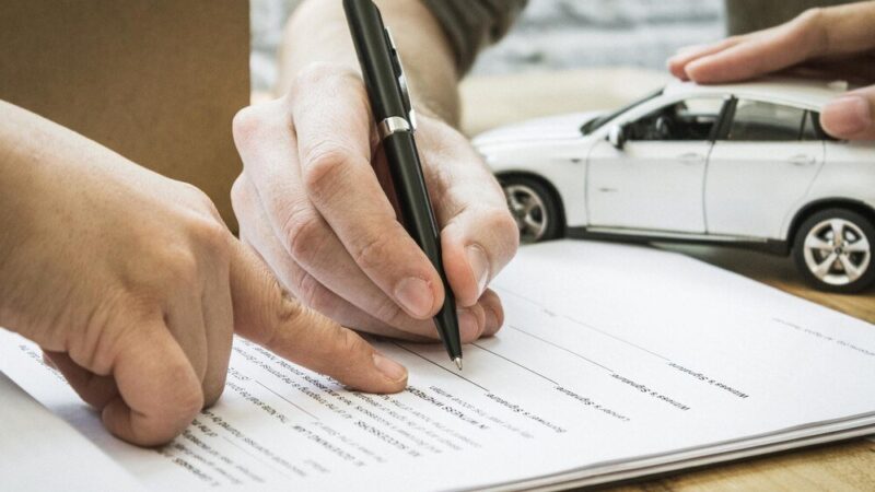 Umowa kupna sprzedaży samochodu polsko niemiecka – co warto wiedzieć?