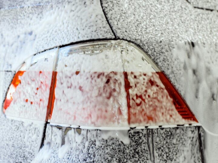 Czy myjnia automatyczna niszczy lakier – fakty, mity i profilaktyka