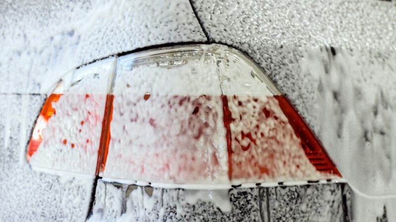 Czy myjnia automatyczna niszczy lakier – fakty, mity i profilaktyka